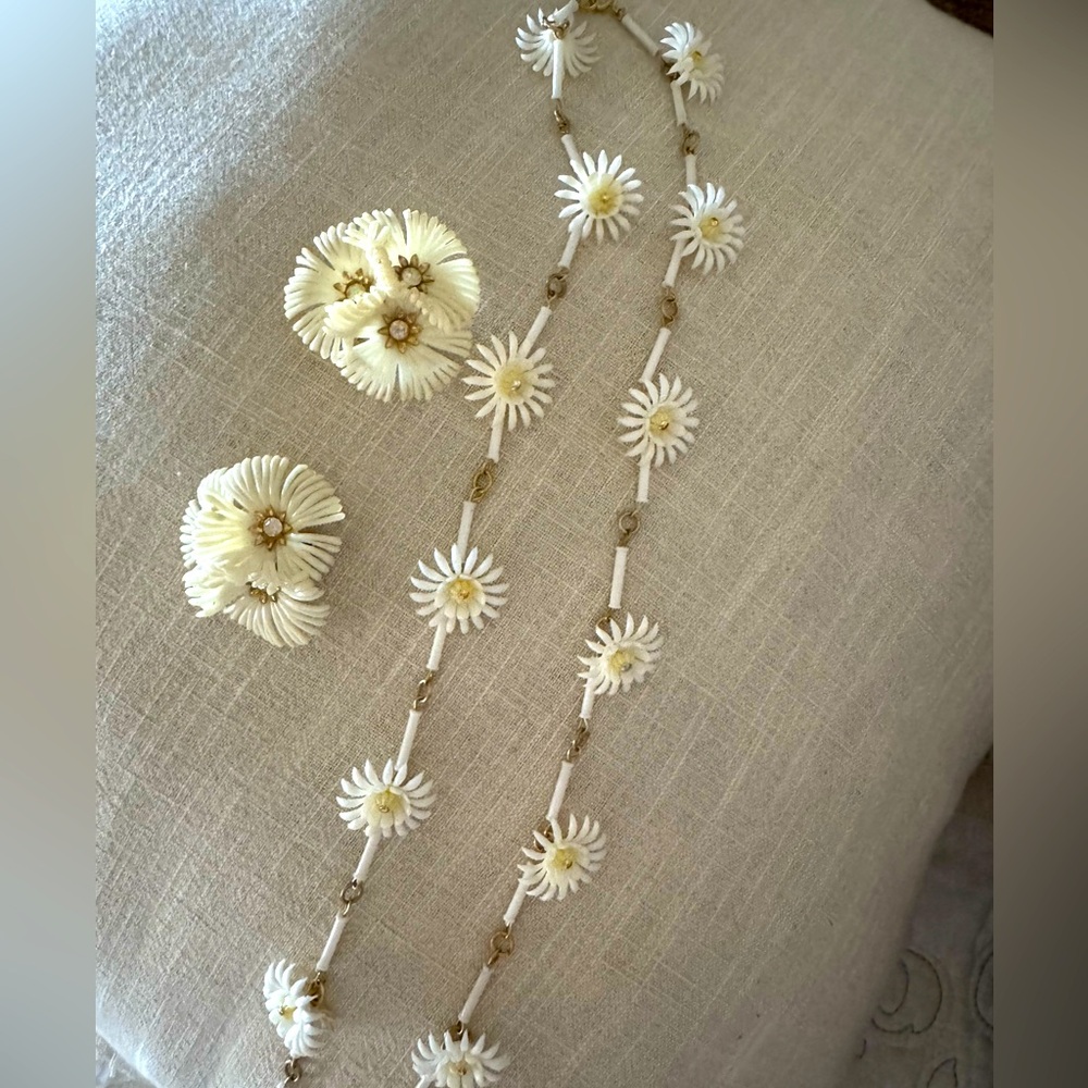 Vtg 50s Corocraft Coro White Daisy Necklace and Clip Earrings Set